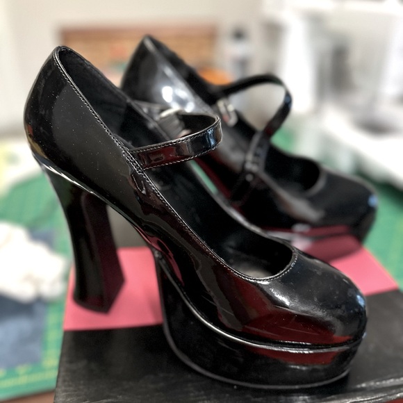 Worn once to the Playboy Mansion Halloween party in 2006. From Trashy Lingerie - Picture 8 of 8